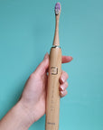 Brosse à dents électrique avec tête en bambou remplaçable